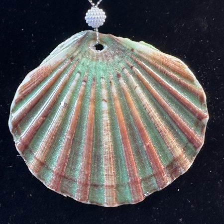 Shell-shaped Christmas ornament with decoupage and resin