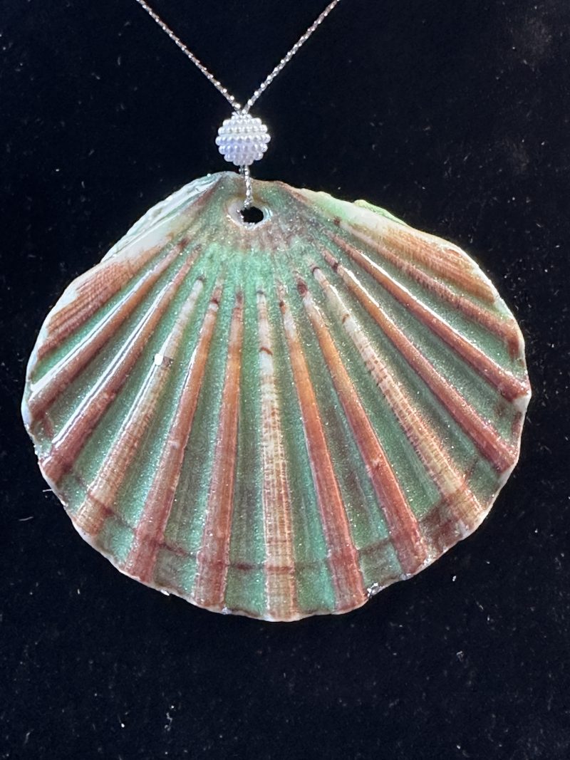 Shell-shaped Christmas ornament with decoupage and resin