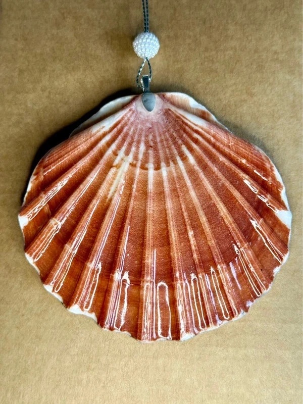 Shell-shaped Christmas ornament, decoupage and resin