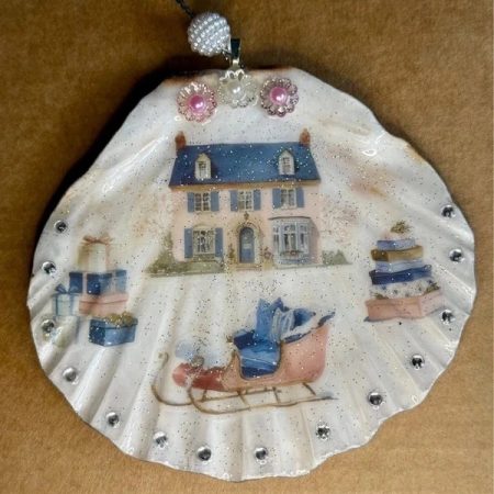 Shell-shaped Christmas ornament, decoupage and resin