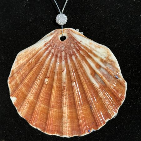 Shell-shaped Christmas ornament, decoupage and resin