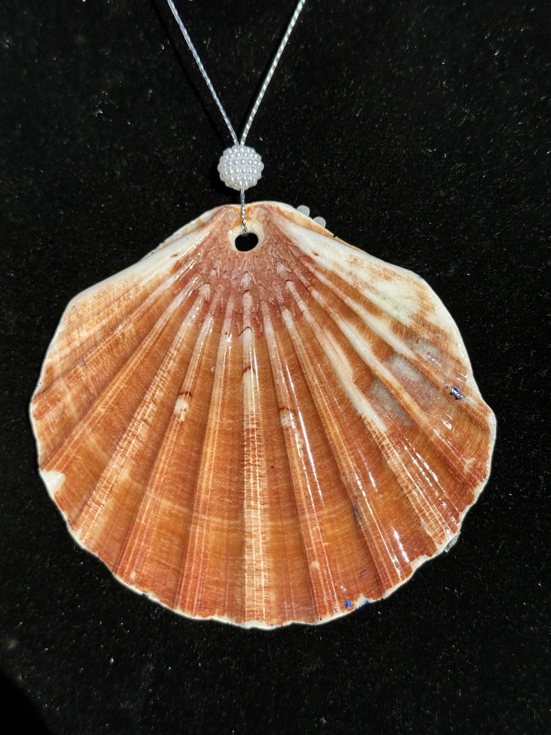 Shell-shaped Christmas ornament, decoupage and resin
