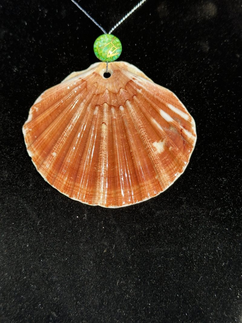 Shell-shaped Christmas ornament with decoupage and resin