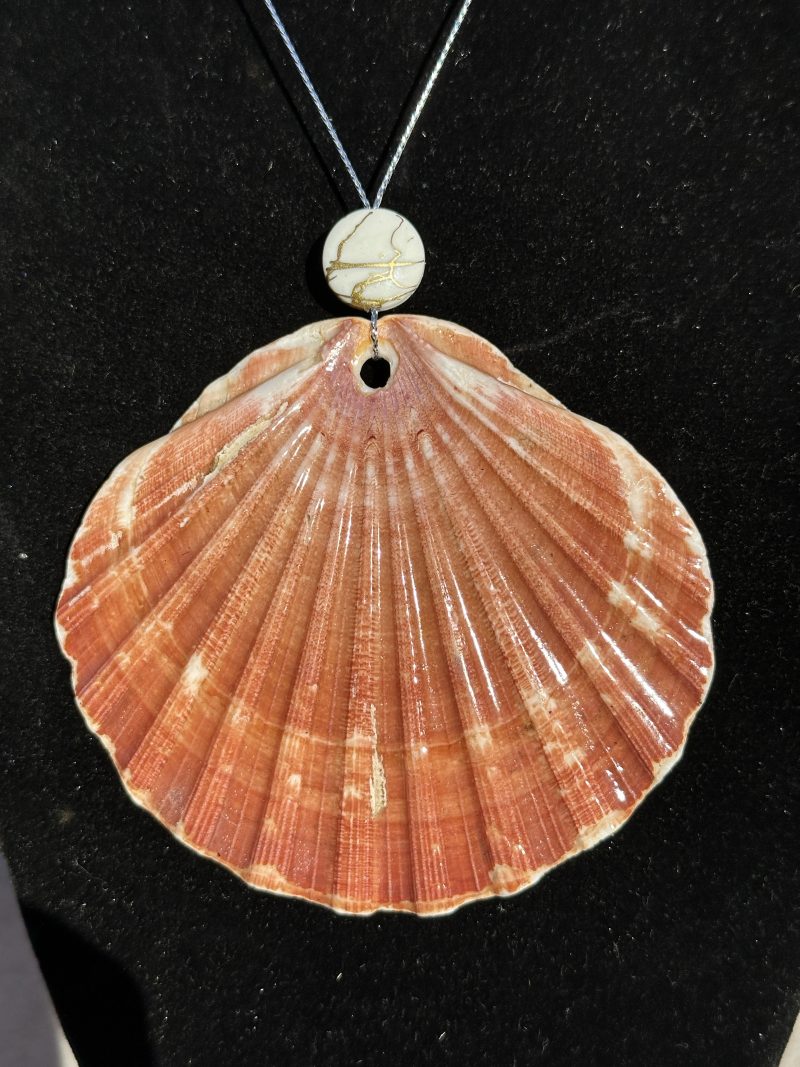 Shell Christmas ornament with hanging feature
