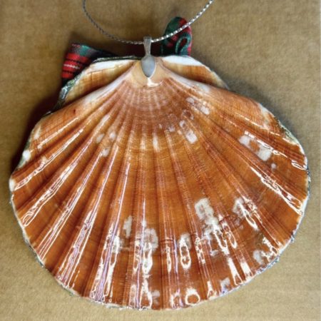 Shell-shaped Christmas ornament, decoupage and resin
