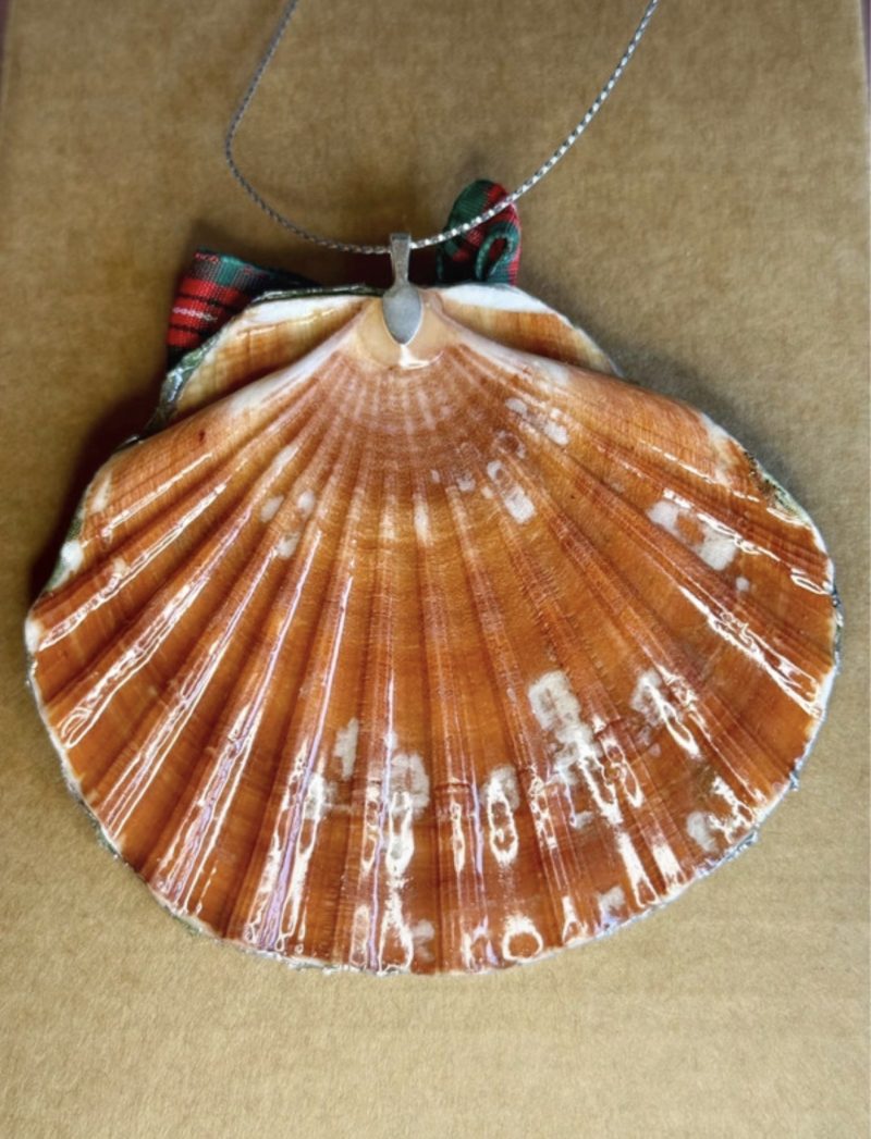 Shell-shaped Christmas ornament, decoupage and resin